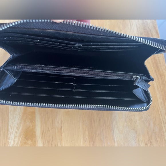 BCBG wallet - Picture 2 of 4